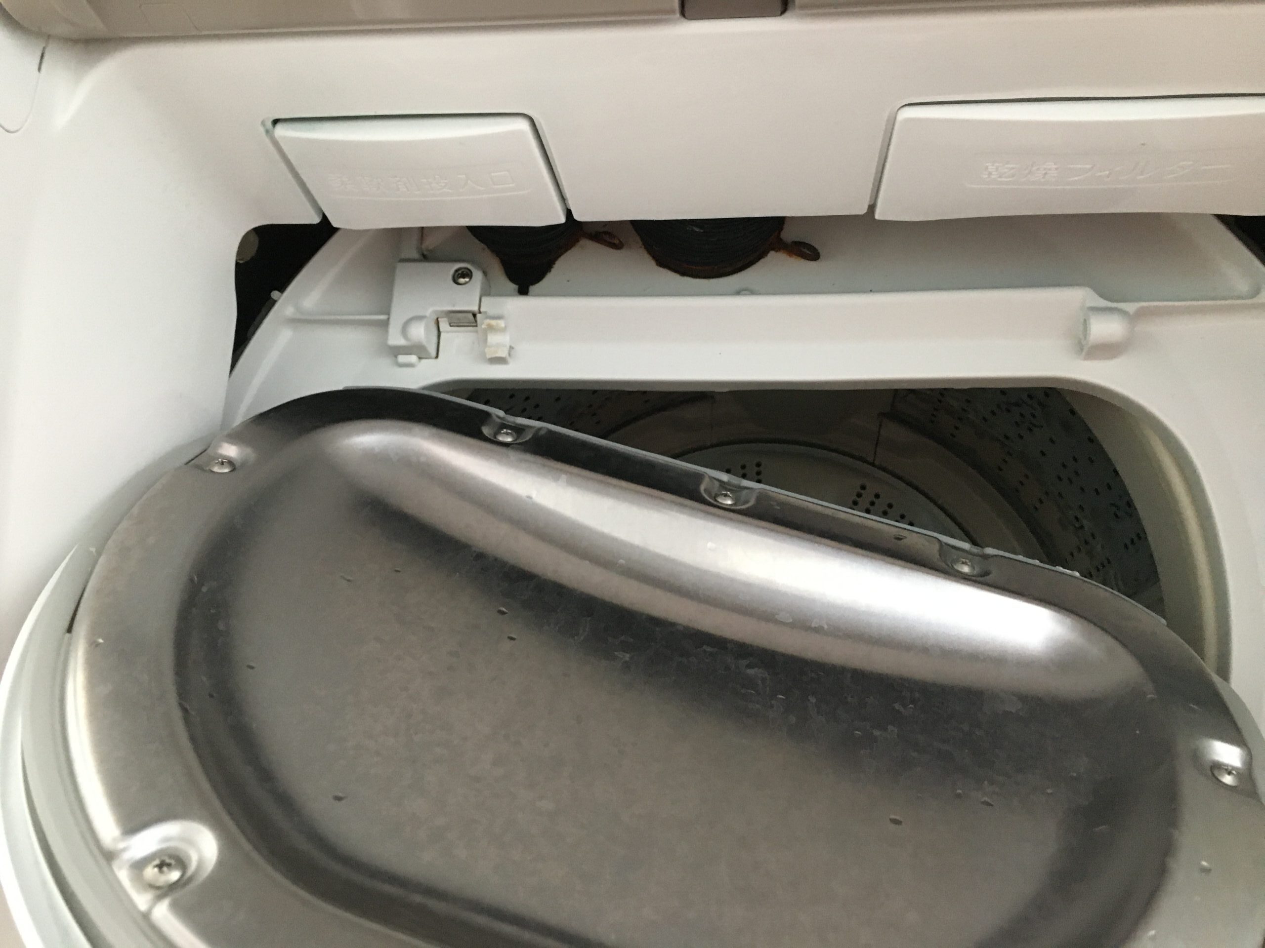 内蓋の留め具が壊れた洗濯乾燥機の「ビートウォッシュ」！保障範囲じゃなかったけど、無料で修理が出来た！【日立 BW-DV90B】｜うちな～夫婦